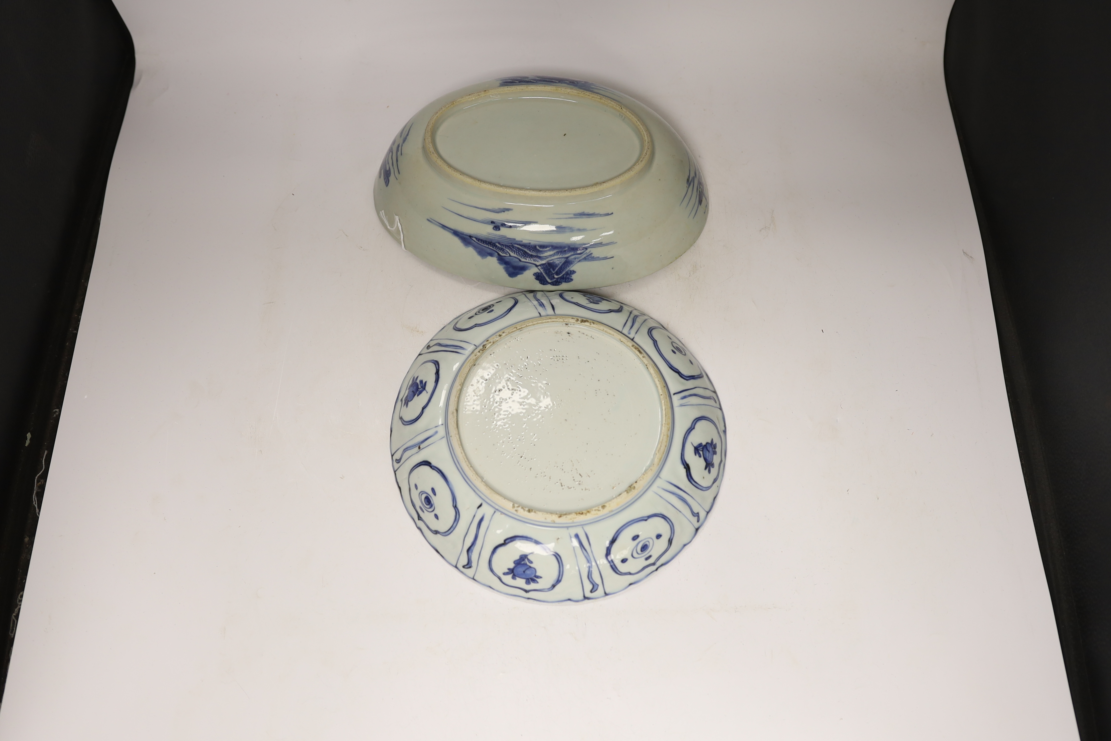 A Chinese Ming blue and white ‘praying mantis’ and butterfly dish, early 17th century, and a Chinese export oval serving dish, c.1820, 29cm